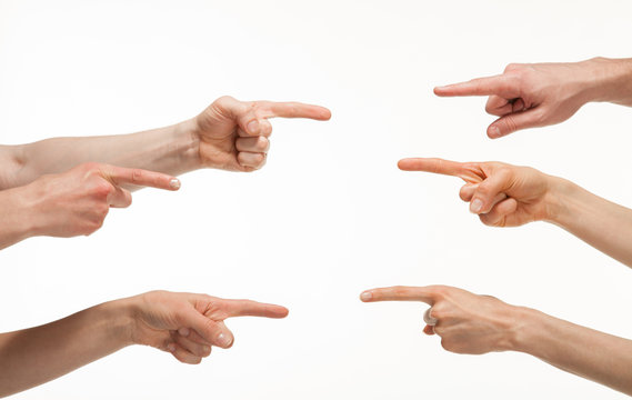 Prima di puntare il dito guarda te stesso