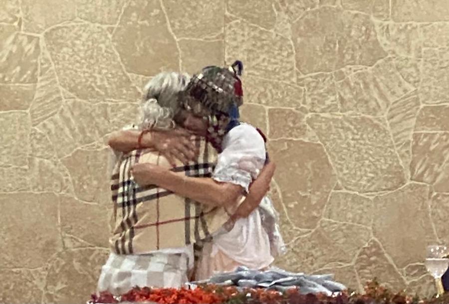 Il regalo è l’abbraccio e il suo lacciò è il sorriso